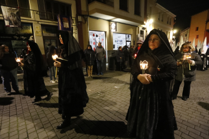 Un momento de la Adoración de las Llagas de Cristo.