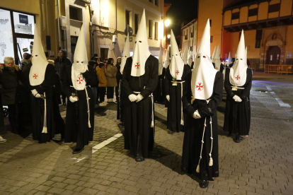 Un momento de la Adoración de las Llagas de Cristo.