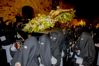El Lunes Santo volvió a congregar a los devotos en las calles de Astorga, esta vez para contemplar la procesión de Las Damas de la Piedad.