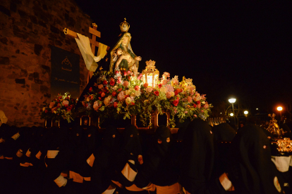 El Lunes Santo volvió a congregar a los devotos en las calles de Astorga, esta vez para contemplar la procesión de Las Damas de la Piedad.