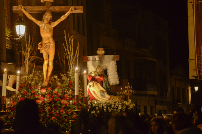 Un momento del Vía Crucis Procesional de La Bañeza.