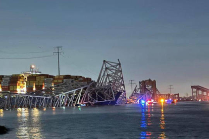 Varios desaparecidos después del derrumbe de un puente a causa del choque de un carguero contra uno de sus pilares.
