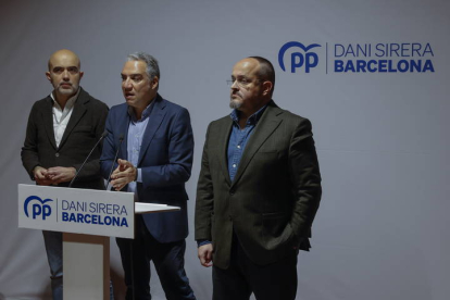 Imagen de archivo del vicesecretario general de Política Autonómica del PP Elias Bendodo (c), acompañado por el candidato del PPC Alejandro Fernández (d) y por el presidente grupo popular en el Ayuntamiento de Barcelona, Dani Sirera (i).
