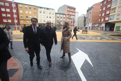 Visita del consejero Juan Carlos Suárez-Quiñones y el alcalde a la plaza interior.