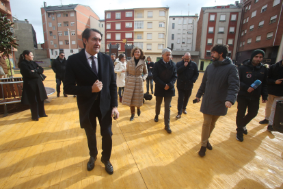 Visita de Quiñones a las obras de la plaza interior de Ponferrada.