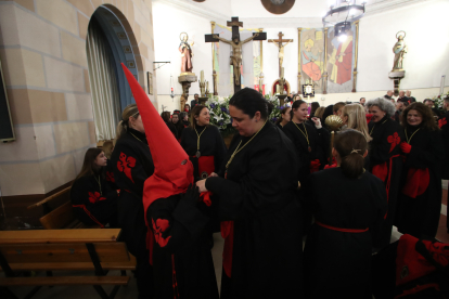 Un momento de la procesión del Santo Cristo del Camino, en el barrio de Flores del Sil.