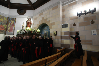 Procesión del Santo Cristo del Camino, en Flores.