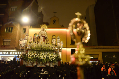 La Cofradía de Nuestra Señora de las Angustias y La Soledad pudo sacar los pasos a las calles de León tras pasar muchos nervios por el mal tiempo.