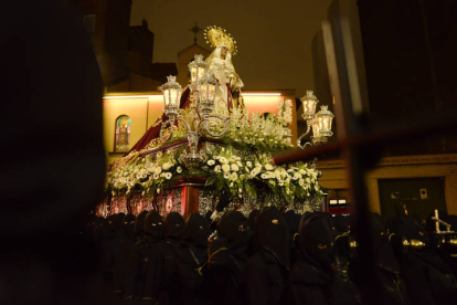 La Cofradía de Nuestra Señora de las Angustias y La Soledad pudo sacar los pasos a las calles de León tras pasar muchos nervios por el mal tiempo.