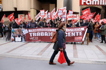 Concentración de trabajadores del Centro Estrada de León, con motivo de la huelga que protagonizan hasta el 7 de abril.