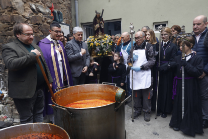 Un momento del Santo Potajero en La Bañeza.