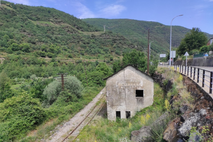 La vieja estación del tren de Matarrosa del Sil.