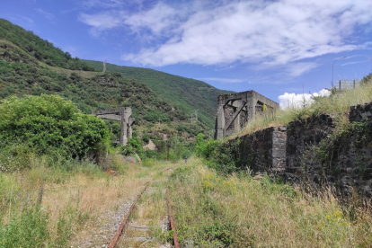 La línea del ferrocarril en las inmediaciones de la estación de Matarrosa del Sil.