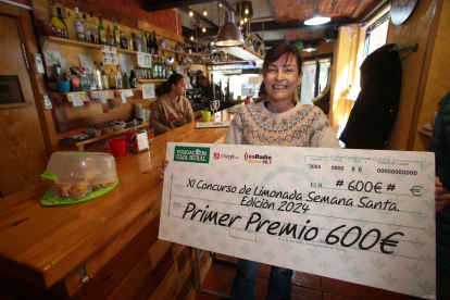 Raquel López posa con el cheque de su primer premio.