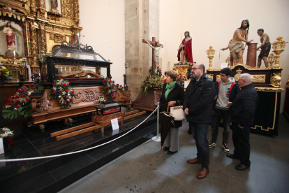 Exposición de pasos en la iglesia de San Andrés de Ponferrada.