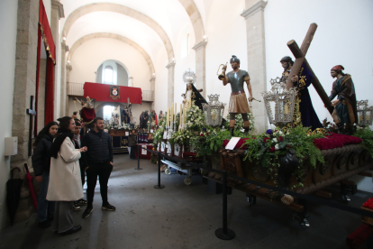 Exposición de pasos en la iglesia de San Andrés de Ponferrada.