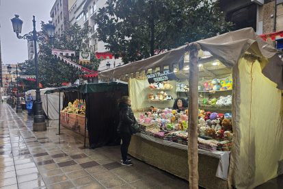 Los puestos del Mercado Romano ocupan parte de la avenida de España de Ponferrada