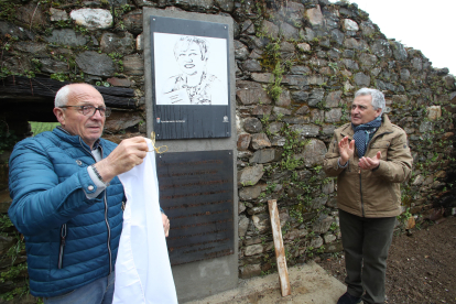 El alcalde de Barjas, Alfredo de Arriba, y Santiago Asenjo, de A Plena Cultura, descubrieron el busto grabado en pizarra de Carmen Busmayor.
