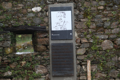 El grabado en pizarra con el rostro de Carmen Busmayor está al lado de la casa que fue de sus padres en Busmayor