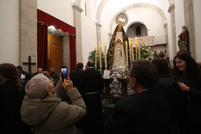 Cante de la Salve en la Iglesia de San Andres tras suspenderse la procesion de la Soledad en Ponferrada foto Luis de la Mata