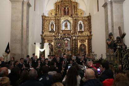 Cante de la Salve en la Iglesia de San Andres tras suspenderse la procesion de la Soledad en Ponferrada foto Luis de la Mata