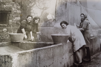 Imagen antigua de mujeres lavando en el lavadero comunitario de Quilós.