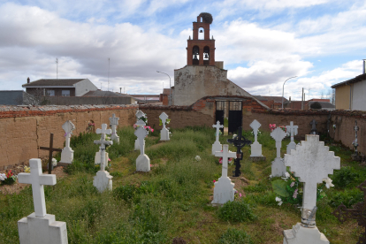 Imagen actual del viejo cementerio de Regueras de Abajo que pronto será demolido, con la iglesia de la localidad al fondo.