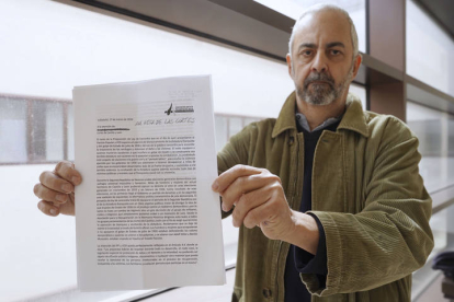 El presidente de la Asociación para la Recuperación de la Memoria Histórica, Emilio Silva Barrera, presenta un escrito en las Cortes de Castilla y León como respuesta al texto de la Proposición de Ley de Concordia.