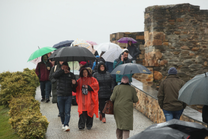 Turistas en el acceso al Castillo de los Templarios de Ponferrada.