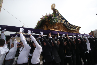 La Virgen de las Angustias salió a las puertas de su santuario en Cacabelos.