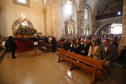 Imágenes de la procesión de la Virgen de las Angustias, en el Lunes de Pascua en Cacabelos.