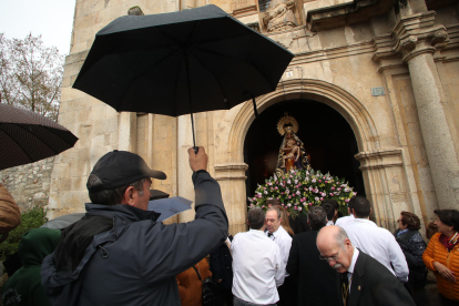 Imágenes de la procesión de la Virgen de las Angustias, en el Lunes de Pascua en Cacabelos.