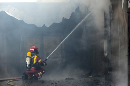 El incendio ha sido en una nave del polígono industrial Los Avezales de la localidad de Otero de las Dueñas.