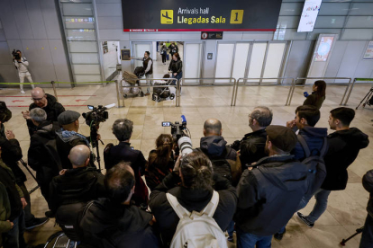 Amplia presencia de medios de comunicación ante una de las salas de llegadas de la Terminal 1 del Aeropuerto Internacional Adolfo Suárez Madrid Barajas en espera de la llegada del expresidente de la Real Federación Española de Fútbol (RFEF) Luis Rubiales.