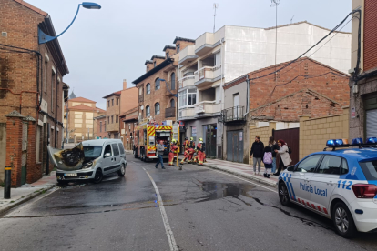 El incendio de una furgoneta obligó a intervenir a los bomberos en San Andrés del Rabanedo.