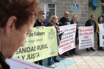 Manifestantes frente al centro de salud de Fabero.