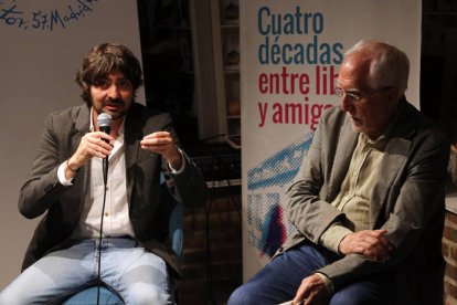 Emilio Gancedo, en una presentación en Madrid en la librería Rafael Alberti junto a Luis Mateo Díez.
