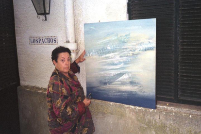Imagen de archivo de Gloria Alcahud preparando una exposición en León.