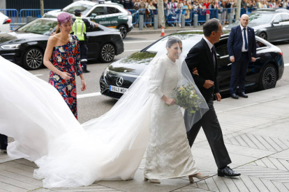 Teresa Urquijo llega del brazo de su padre Lucas Urquijo y Fernández-Araoz (d) a la iglesia de San Francisco de Borja de Madrid para contraer matrimonio con el alcalde de Madrid, José Luis Martínez-Almeida, este sábado en Madrid.