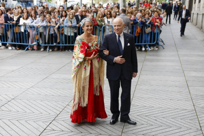 Carla Royo Villanova y príncipe Kubrat de Bulgaria  posan a su llegada este sábado a la iglesia de San Francisco de Borja, en el barrio de Salamanca, para asistir a la boda del alcalde de Madrid, José Luis Martínez-Almeida con Teresa Urquijo.