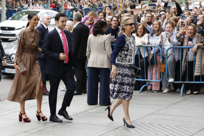 La infanta Elena (d), llega acompañada por su hija Victoria Federica de Marichalar y Borbón (i) este sábado a la iglesia de San Francisco de Borja de Madrid para asistir al enlace matrimonial del alcalde de la capital, José Luis Martínez-Almeida, con Teresa Urquijo.