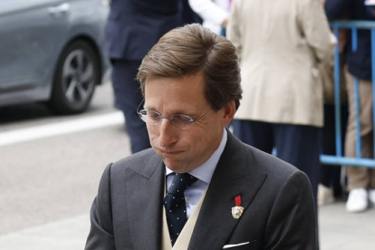 El alcalde de Madrid, José Luis Martínez-Almeida, este sábado a las puertas de la iglesia de San Francisco de Borja de Madrid antes de contraer matrimonio con Teresa Urquijo.