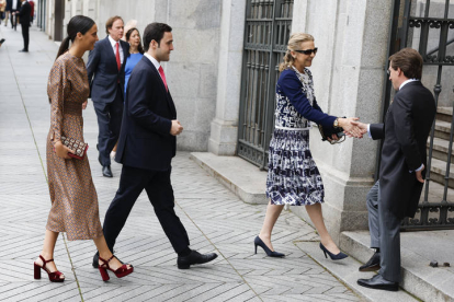 El alcalde de Madrid, José Luis Martínez-Almeia (d), saluda a la infanta Elena (2d), que llega acompañada por su hija Victoria Federica de Marichalar y Borbón (i) este sábado a la iglesia de San Francisco de Borja de Madrid para asistir al enlace matrimonial del alcalde de la capital, José Luis Martínez-Almeida, con Teresa Urquijo.