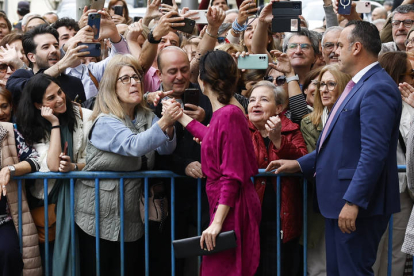 La presidenta de la Comunidad de Madrid, Isabel Díaz Ayuso, saluda a varios de los ciudadanos congregados este sábado a las puertas de la iglesia de San Francisco de Borja de Madrid antes de asistir al enlace matrimonial del alcalde de Madrid, José Luis Martínez-Almeida, con Teresa Urquijo.
