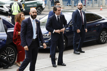 El expresidente del Gobierno José María Aznar (c) y su esposa Ana Botella (i) a su llegada este sábado a la iglesia de San Francisco de Borja de Madrid para asistir al matrimonio del alcalde de Madrid, José Luis Martínez-Almeida, y Teresa Urquijo.