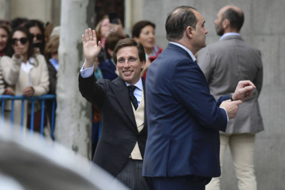 El alcalde de Madrid, José Luis Martínez-Almeida, saluda a su llegada este a la iglesia de San Francisco de Borja de Madrid donde va a contraer matrimonio con Teresa Urquijo.