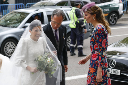 Teresa Urquijo llega del brazo de su padre Lucas Urquijo y Fernández-Araoz (c) a la iglesia de San Francisco de Borja de Madrid para contraer matrimonio con el alcalde de Madrid, José Luis Martínez-Almeida, este sábado en Madrid.