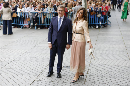 El presidente nacional del PP, Alberto Núñez-Feijóo, y su mujer Eva Cárdenas a su llegada este sábado a la iglesia de San Francisco de Borja de Madrid para asistir al enlace matrimonial del alcalde de la capital, José Luis Martínez-Almeida, con Teresa Urquijo.