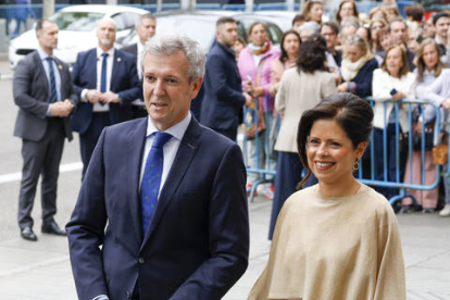 El presidente de la Xunta de Galicia en funciones, Alfonso Rueda, y su mujer Marta Coloret posan a su llegada este sábado a la iglesia de San Francisco de Borja de Madrid para asistir al enlace matrimonial del alcalde de la capital, José Luis Martínez-Almeida, con Teresa Urquijo.