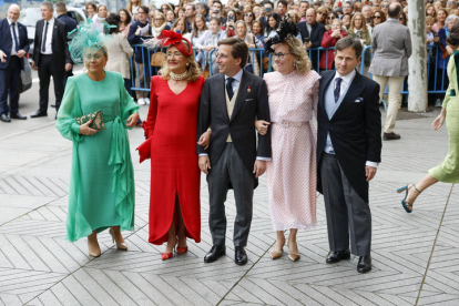 El alcalde de Madrid, José Luis Martínez-Almeida, posa con sus hermanos, incluida la madrina del enlace, Casilda Martínez-Almeida (2i), y Magdalena Martínez-Almeida (2d) a su llegada este sábado a la iglesia de San Francisco de Borja de Madrid donde va a contraer matrimonio con Teresa Urquijo.